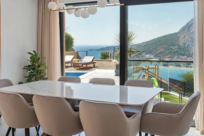 Mesa de comedor con vistas al mar
