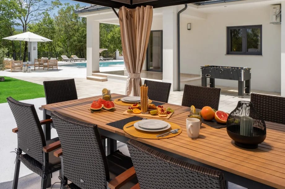 Zona de comedor exterior cubierta con barbacoa de carbón