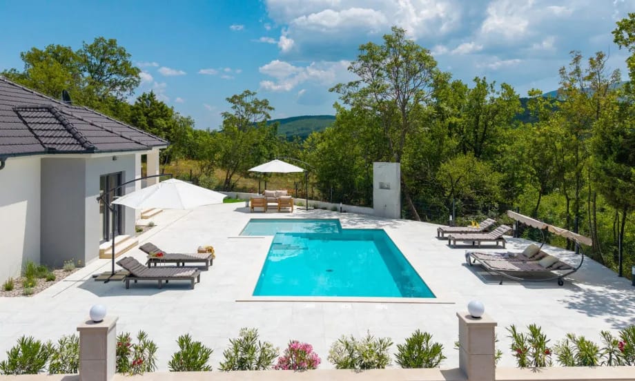 Villa Angela: un refugio familiar moderno con piscina privada climatizada y diversión para todas las edades