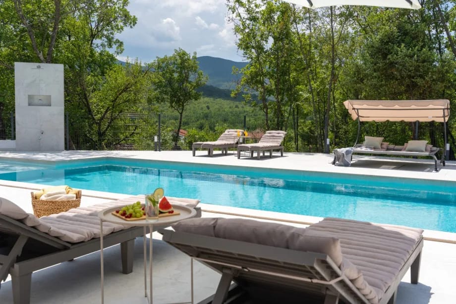 Piscina al aire libre y zona de descanso