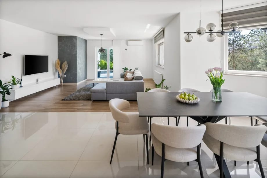 Open-plan living area with kitchen, dining area and lounge.