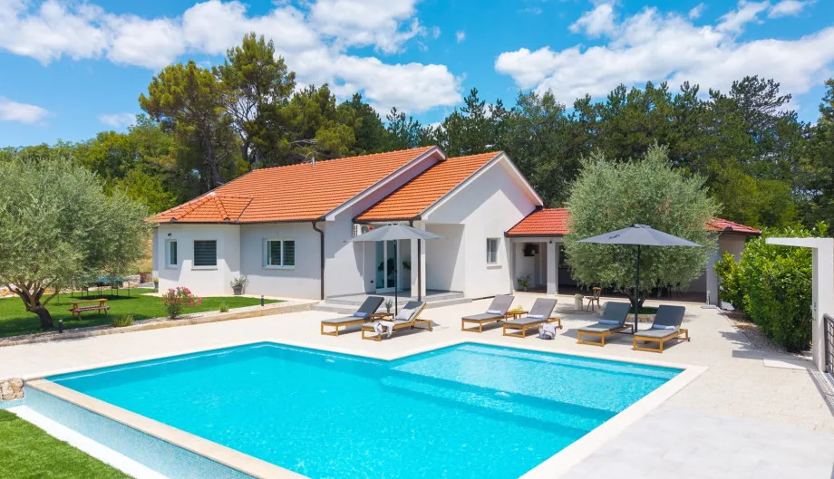 La piscina infinita de 58 m² en la parcela privada.