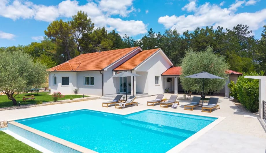 The 58 sqm infinity pool on the private plot.