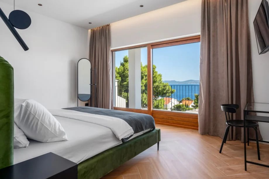 Dormitorio n.º 1 con cama de tamaño king, TV y armario empotrado