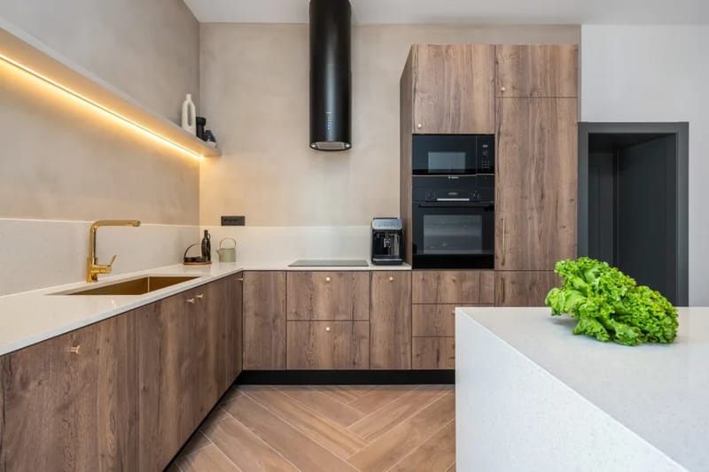 Cocina totalmente equipada con isla y vinoteca refrigerada