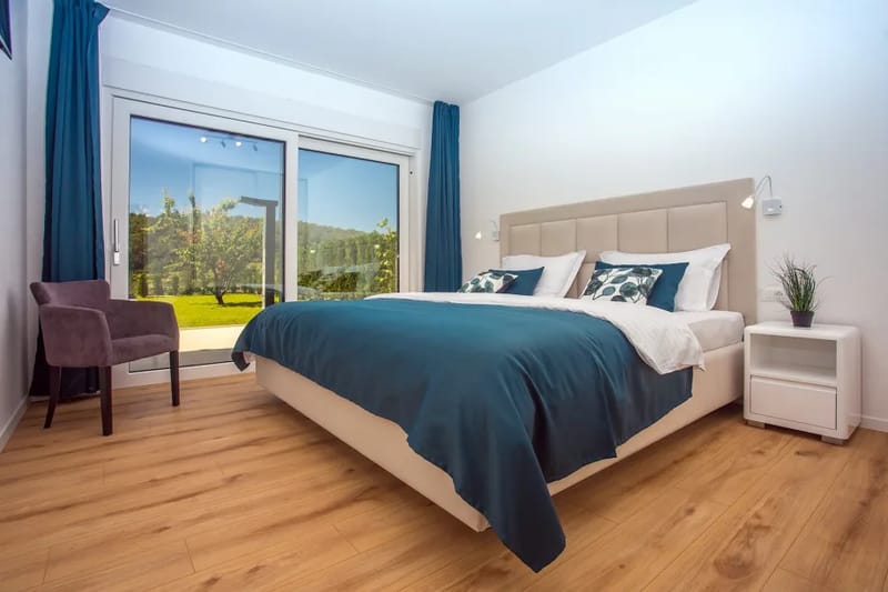 Dormitorio n.º 1 con cama super king size de 200 cm x 220 cm, aire acondicionado, TV y baño privado