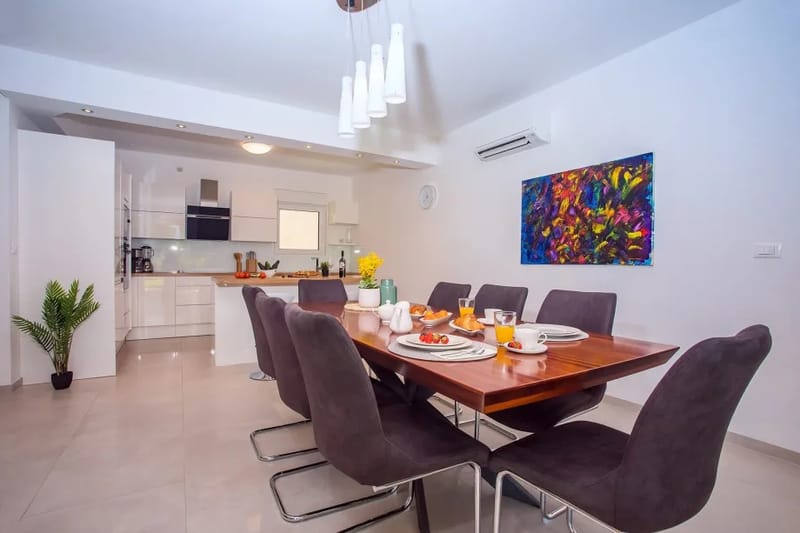 Cocina espaciosa y totalmente equipada con una zona de comedor para 8 personas