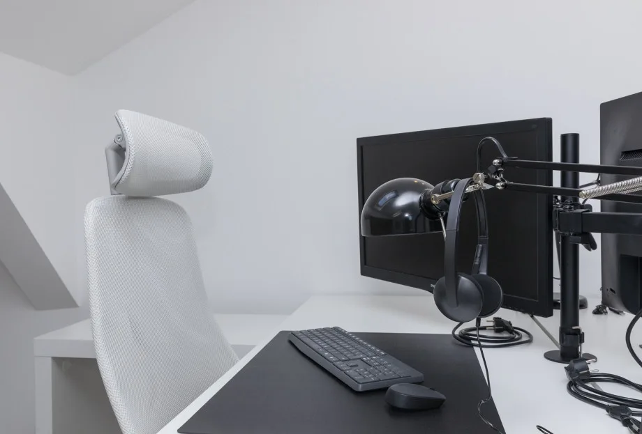 Despacho en el ático con escritorios, monitores, pequeña cocina, aire acondicionado y Wi-Fi