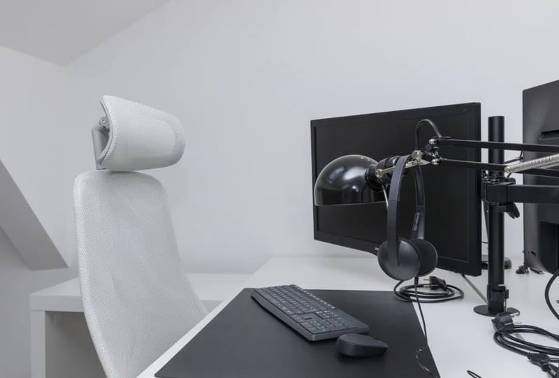 Despacho en el ático con escritorios, monitores, pequeña cocina, aire acondicionado y Wi-Fi