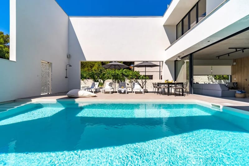 Villa Altabianca con piscina climatizada, despacho y cine al aire libre