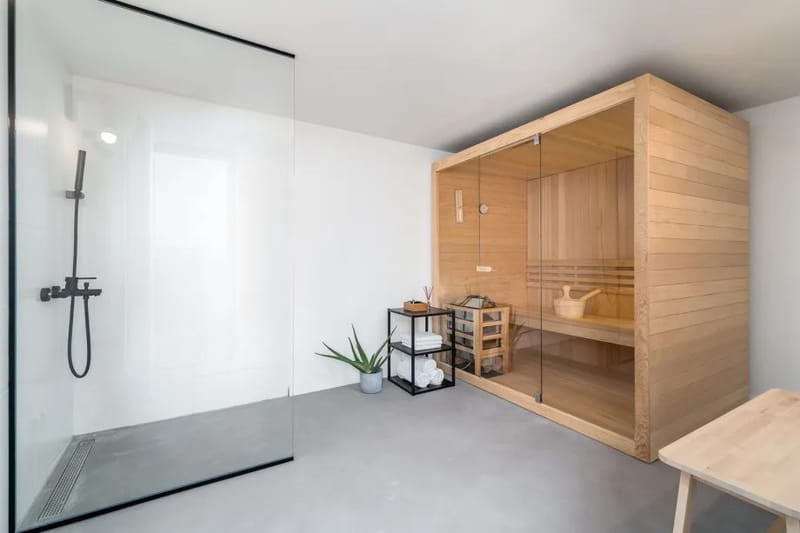 Sala de sauna finlandesa con ducha