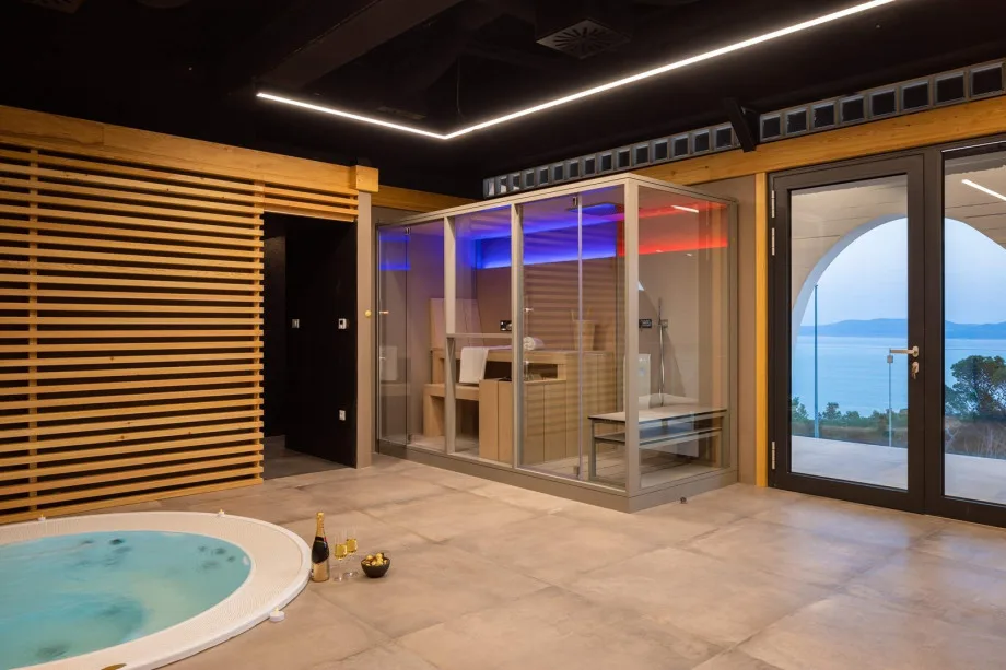 Zona de bienestar con bañera de hidromasaje, sauna finlandesa, cabina de baño de vapor y sala de relajación