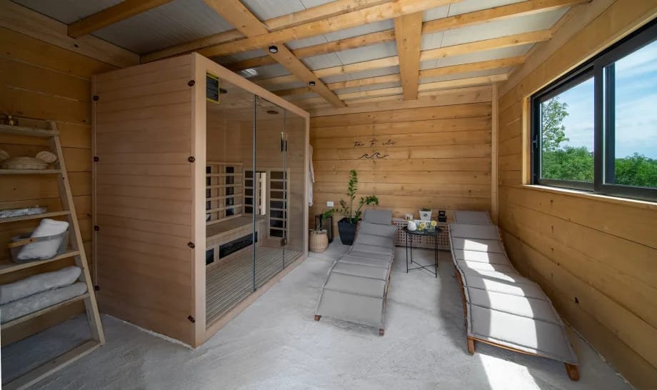 Una relajante sauna con capacidad para varias personas