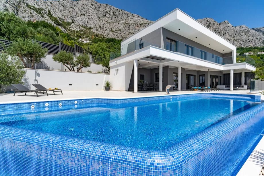 Private heated pool with hydro-massage and geyser