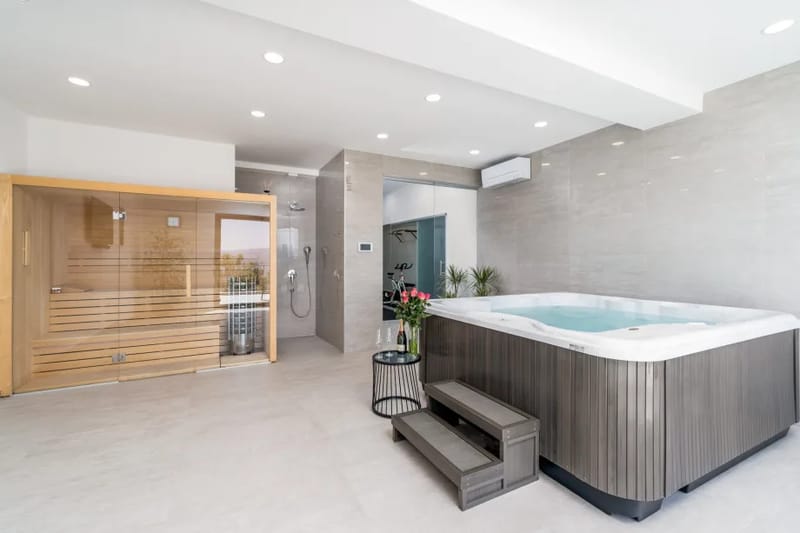 Zona de spa con gimnasio, sauna, bañera de hidromasaje y ducha