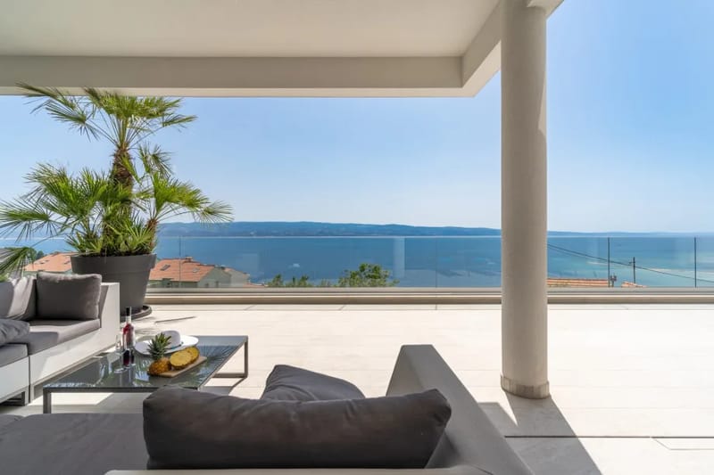 Zona de descanso cubierta con vistas al mar