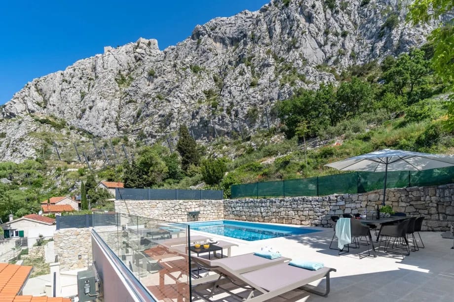 Heated private pool with hydro-massage and coloured lighting