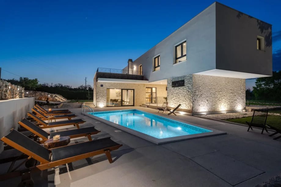 Piscina privada climatizada y zona para tomar el sol con seis tumbonas