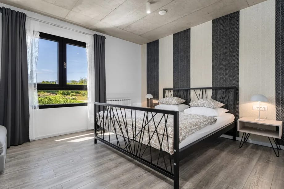 Dormitorio 1 con cama king size y sofá cama
