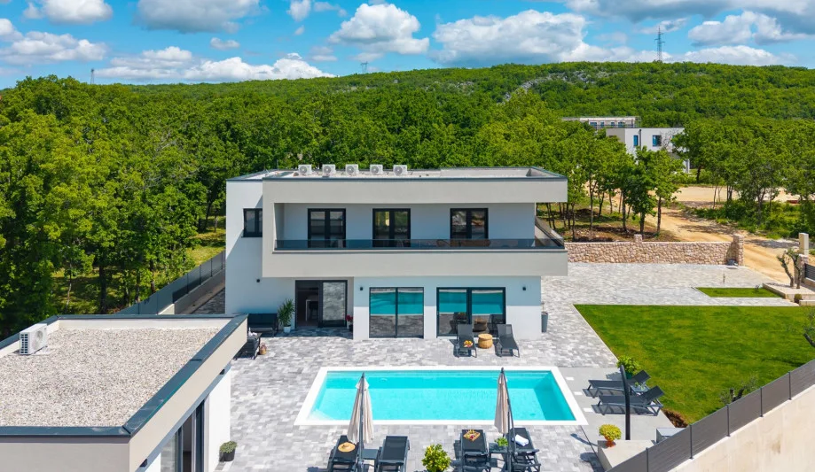 Villa de nueva construcción de 235 m² en una propiedad completamente vallada.