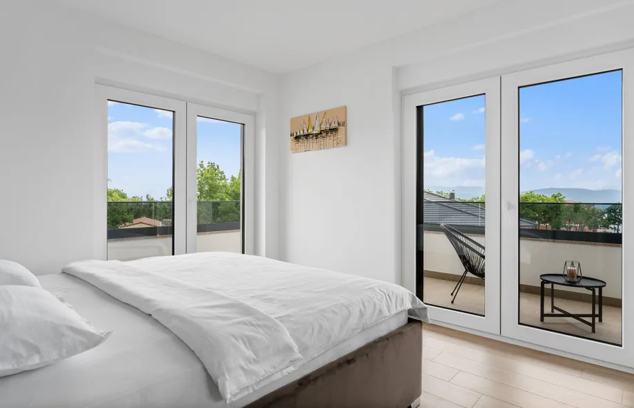 Dormitorio 1 con cama king size y baño privado.