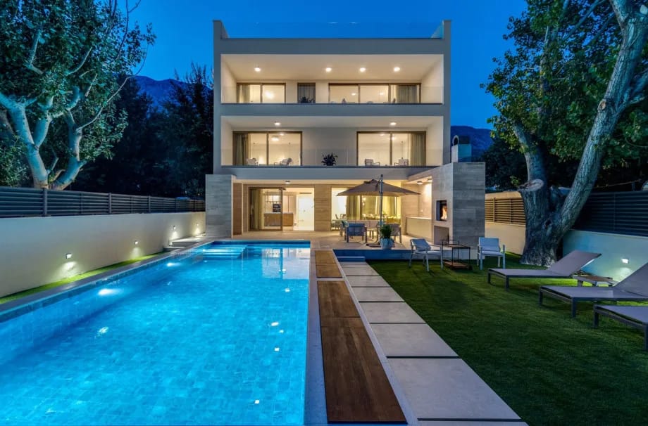 Private 40 sqm heated pool with an integrated hydro-massage system