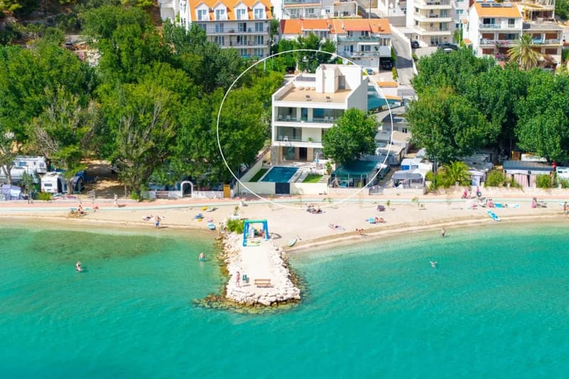 Villa Erce está situada frente a la playa en Duće, entre Split y Omiš