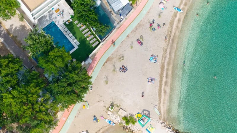 Villa Erce está situada directamente en la playa de arena
