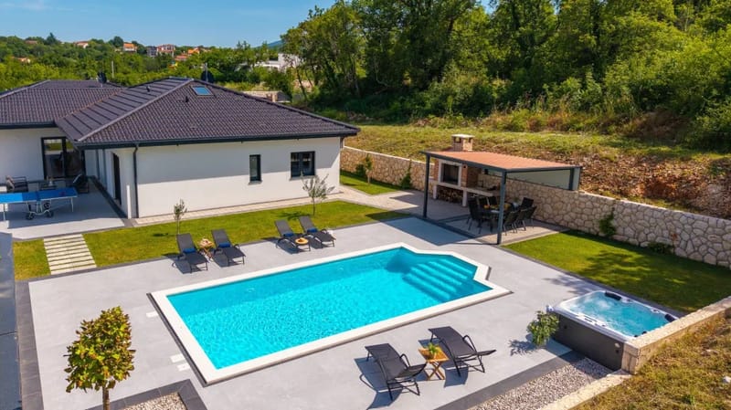 Heated 8m x 4m swimming pool with an electrolysis system.