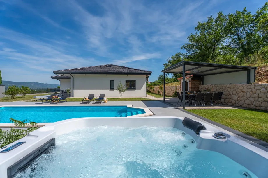 Zona de descanso con jacuzzi.