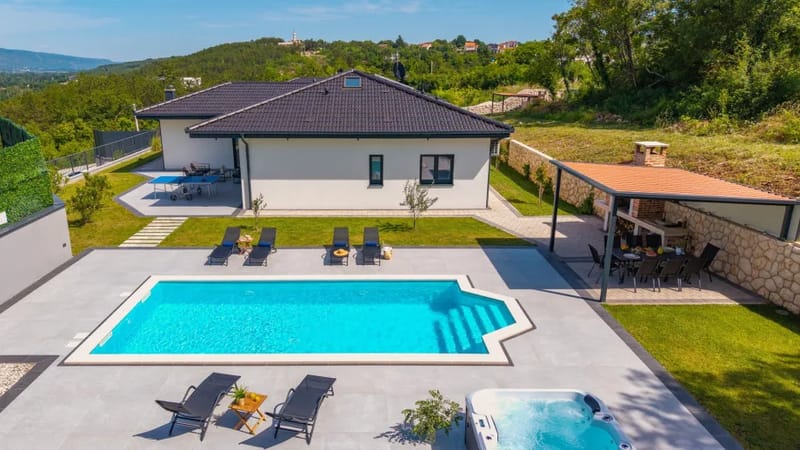 Villa Lauret with three en-suite bedrooms, a playground, table tennis, PlayStation 5, and a playhouse.