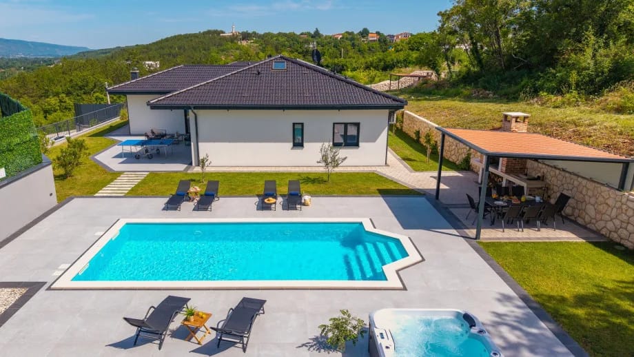 Villa Lauret with three en-suite bedrooms, a playground, table tennis, PlayStation 5, and a playhouse.