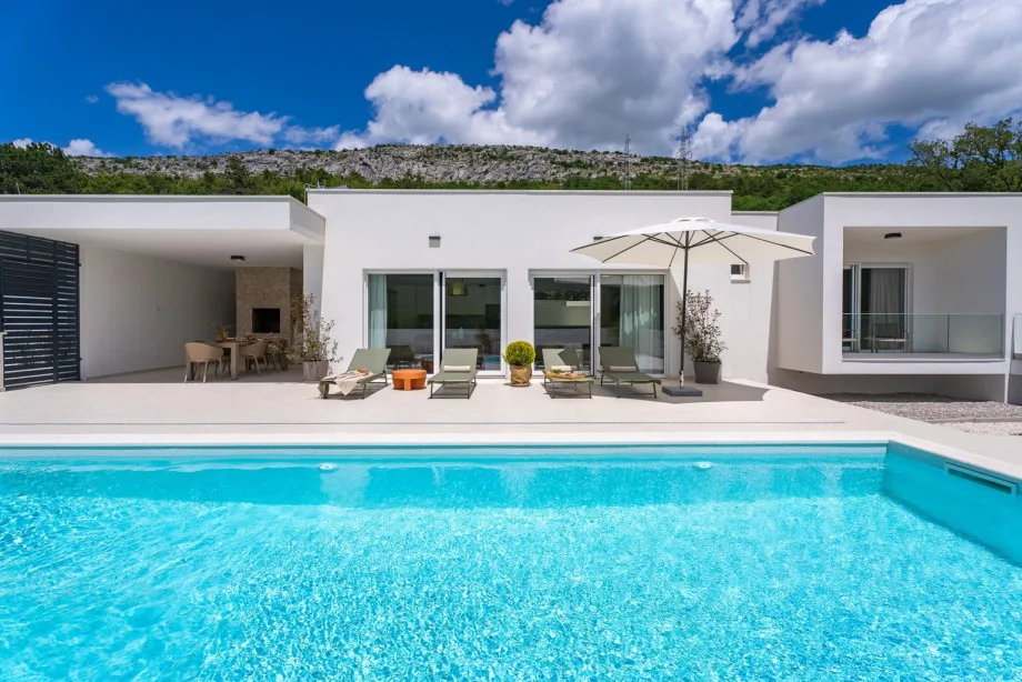 Private heated swimming pool with hydromassage features