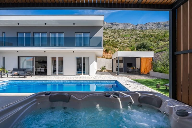 Villa Hill with a heated pool and hydro-massage