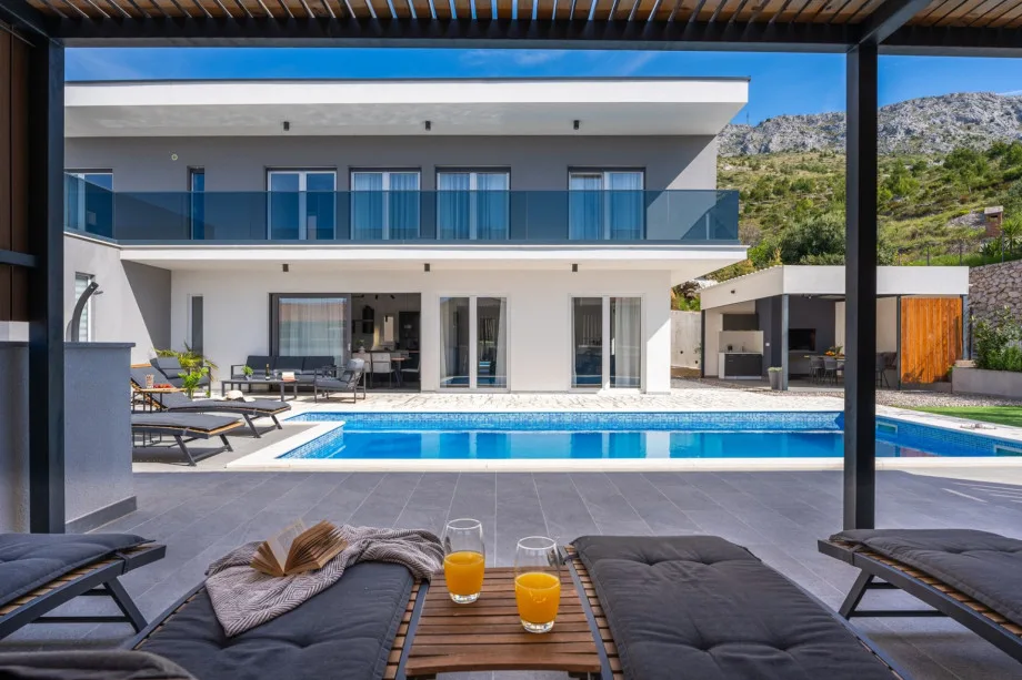Villa Hill está a 200 metros de las playas de arena de Duće-Omiš