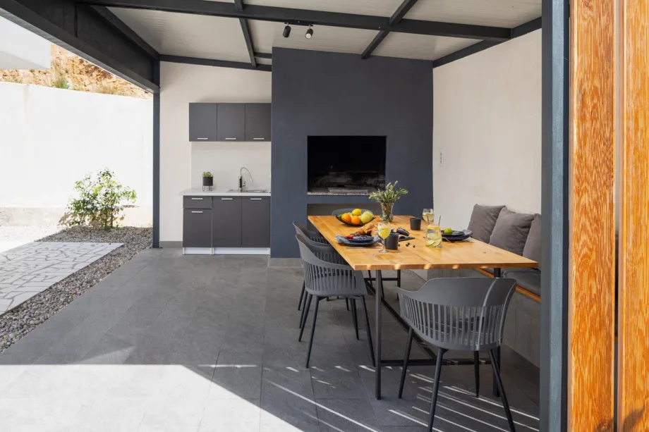 Cocina de verano con zona de comedor cubierta y barbacoa
