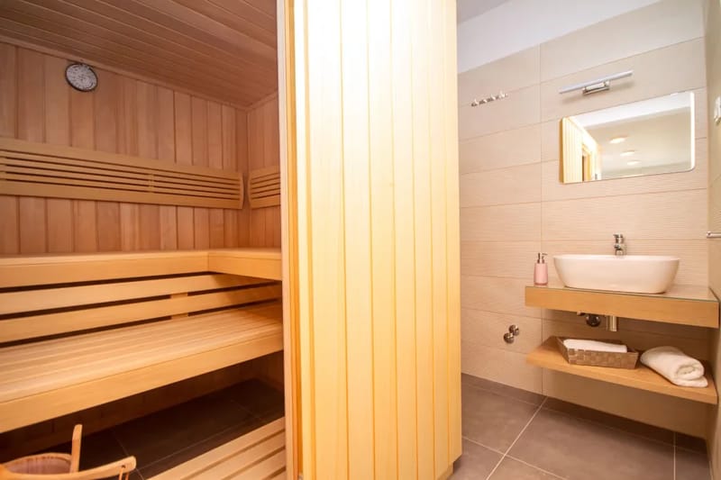 Zona de sauna con ducha independiente, en la planta baja