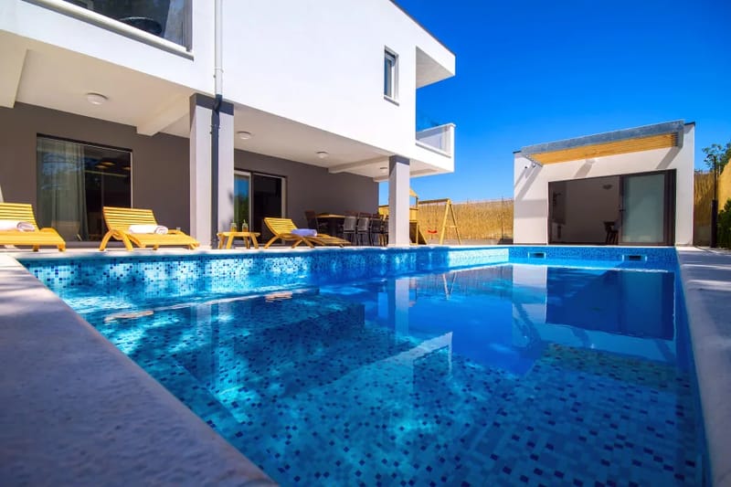 Piscina climatizada de 33 m² con zona de hidromasaje anexa de 5 m² y 8 cómodas tumbonas