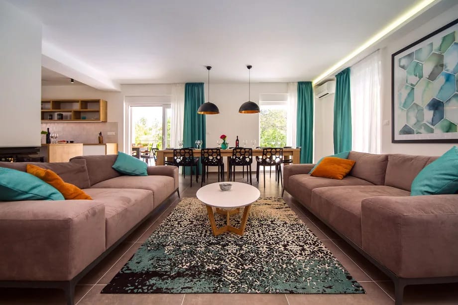 Sala de estar y zona de comedor modernas y espaciosas
