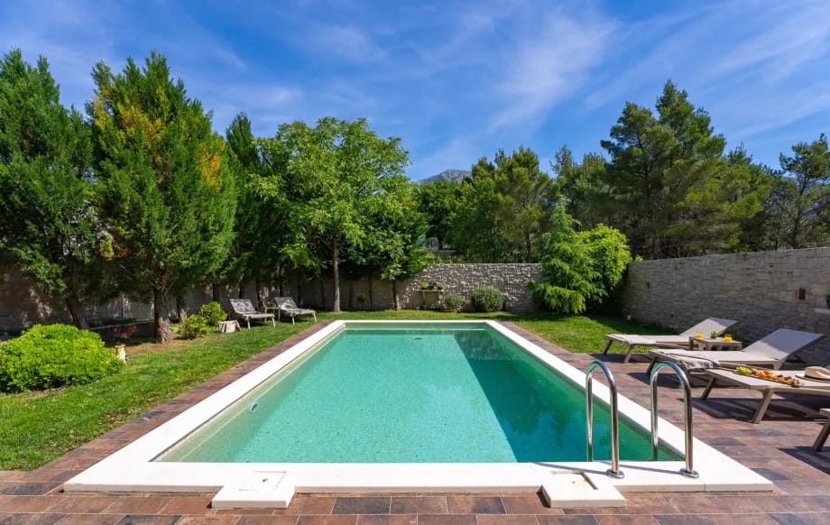 Piscina privada climatizada de 38 m² con filtración electrolítica suave para la piel.