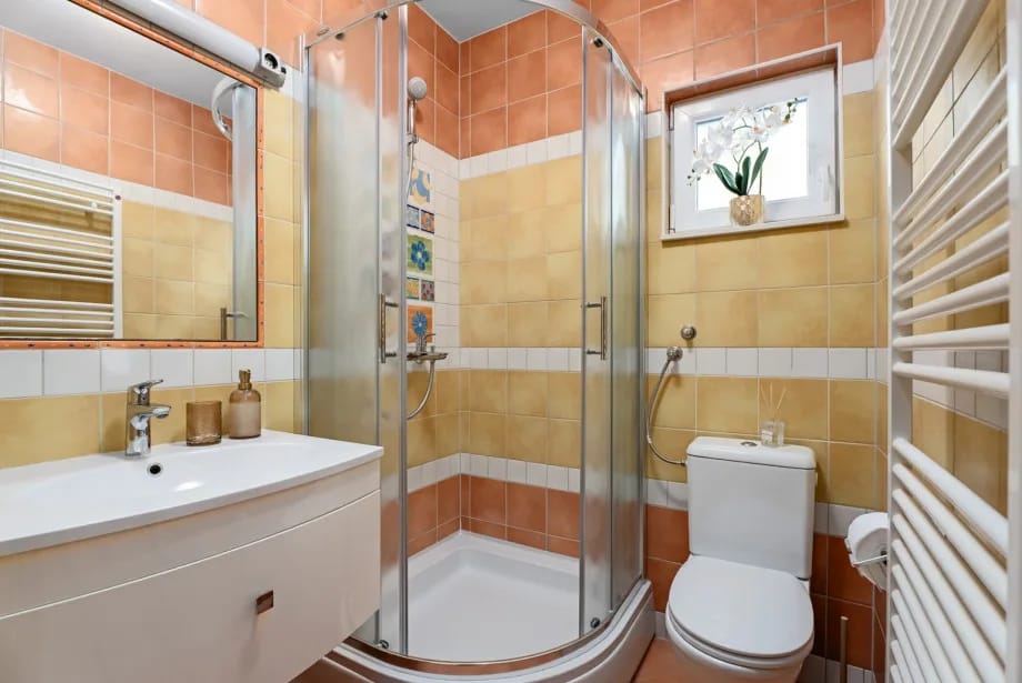 Baño en la planta baja convenientemente situado cerca de la zona de estar.