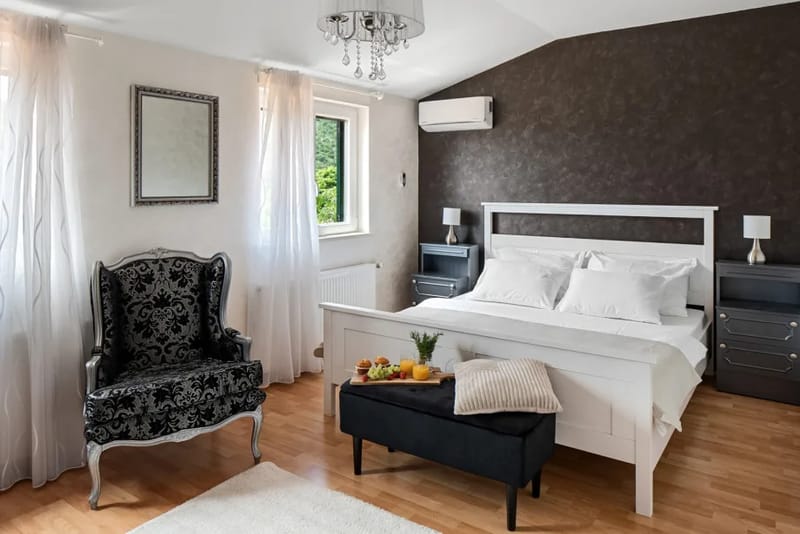 Spacious 17 sqm bedroom with a king-size bed (180x200cm) and air-con.