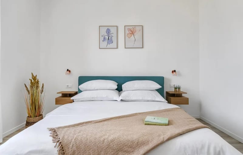 Dormitorio 6 con cama queen size, TV y aire acondicionado