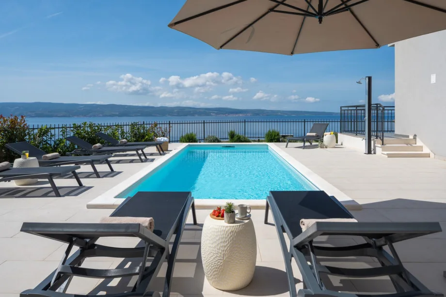 Villa ELZA con vistas al mar, piscina climatizada, cocina de verano, gimnasio y vistas al mar