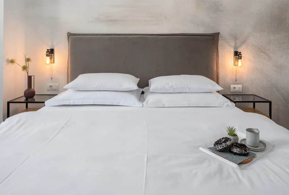 Dormitorio 1 con cama king size, TV y aire acondicionado