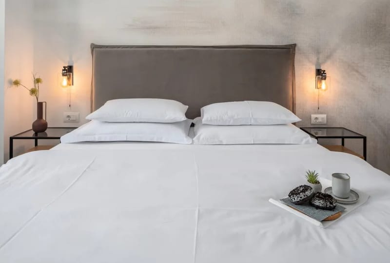 Dormitorio 1 con cama king size, TV y aire acondicionado