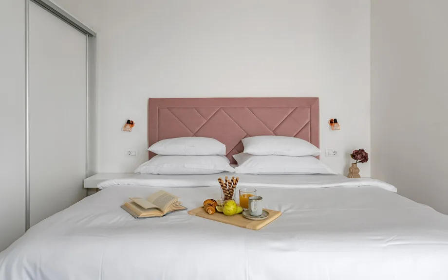 Dormitorio 5 con cama king size, baño privado y balcón