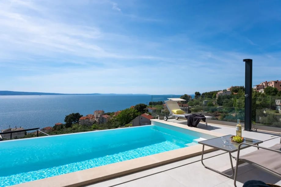 Villa Sunshine de tres dormitorios con piscina climatizada, sala multimedia y vistas al mar