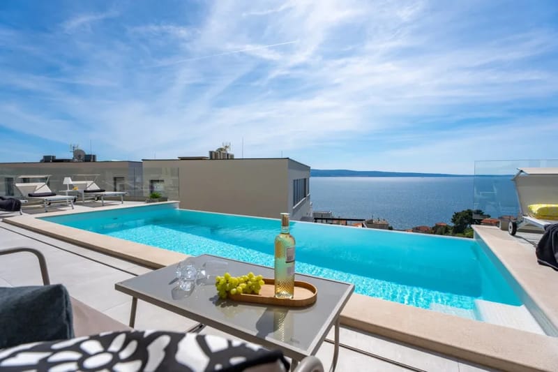 Una vista panorámica del mar se extiende sin fin hacia el horizonte