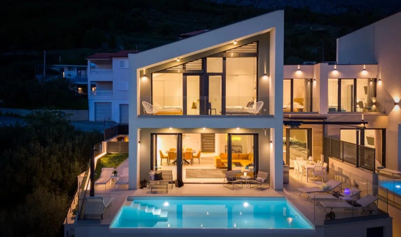 Villa de tres dormitorios, situada en lo alto sobre la pintoresca costa